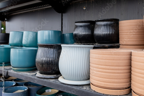 Foto Ceramic Plant Pots Displayed in Flower Shop Interior, Modern Retail Shelving