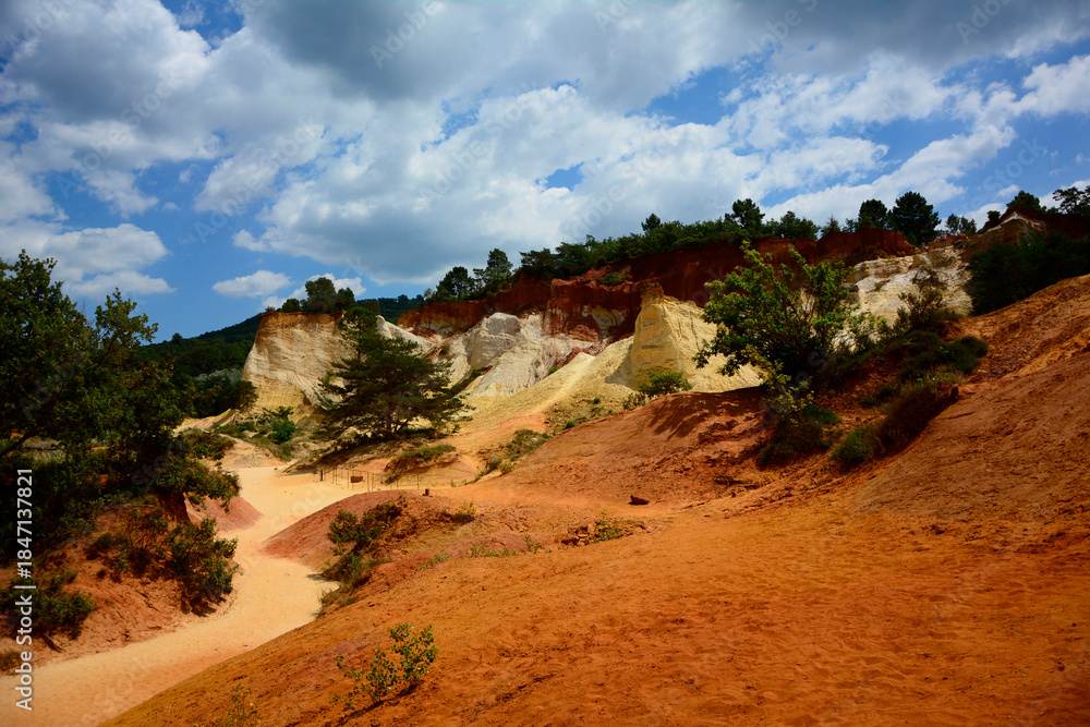 Obraz premium prowansja piekny kanion ochrowy, beautiful ocher canyon in Provence, ocher canyon, ocher canyon in provence, Colorado provençal, Provencal ocher canyon, Colorful former ochre , France