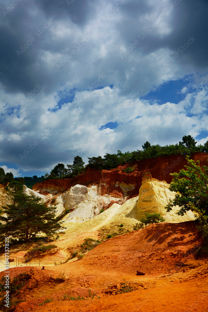 Fototapeta premium prowansja piekny kanion ochrowy, beautiful ocher canyon in Provence, ocher canyon, ocher canyon in provence, Colorado provençal, Provencal ocher canyon, Colorful former ochre , France