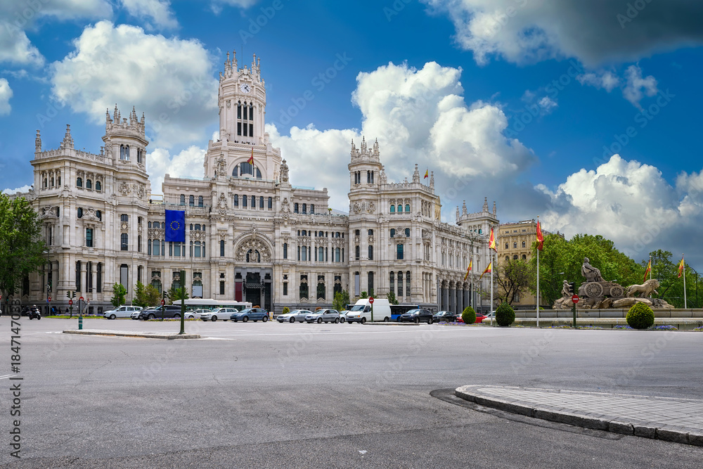 Fototapeta premium Cybele's Square (Plaza de la Cibeles) and Central Post Office (Palacio de Comunicaciones) in Madrid, Spain. Cityscape of Madrid