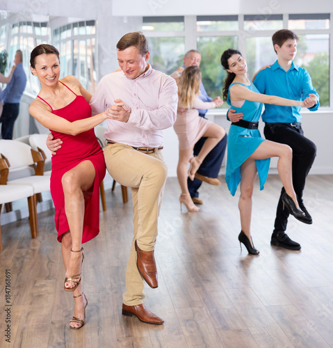 Φωτογραφία Dynamic pair engaging in Latino dance in dance studio