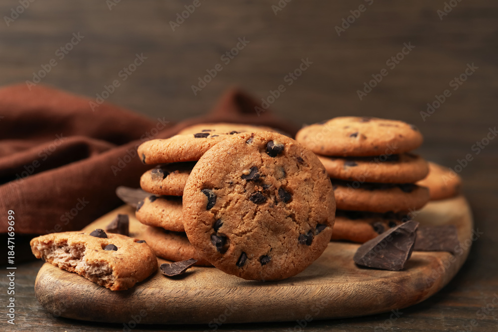 Fototapeta premium Delicious chocolate chip cookies on table, closeup