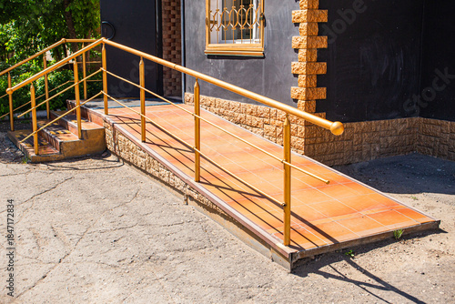 Fotografi a poor ramp for people with disabilities to enter a building that does not perfo