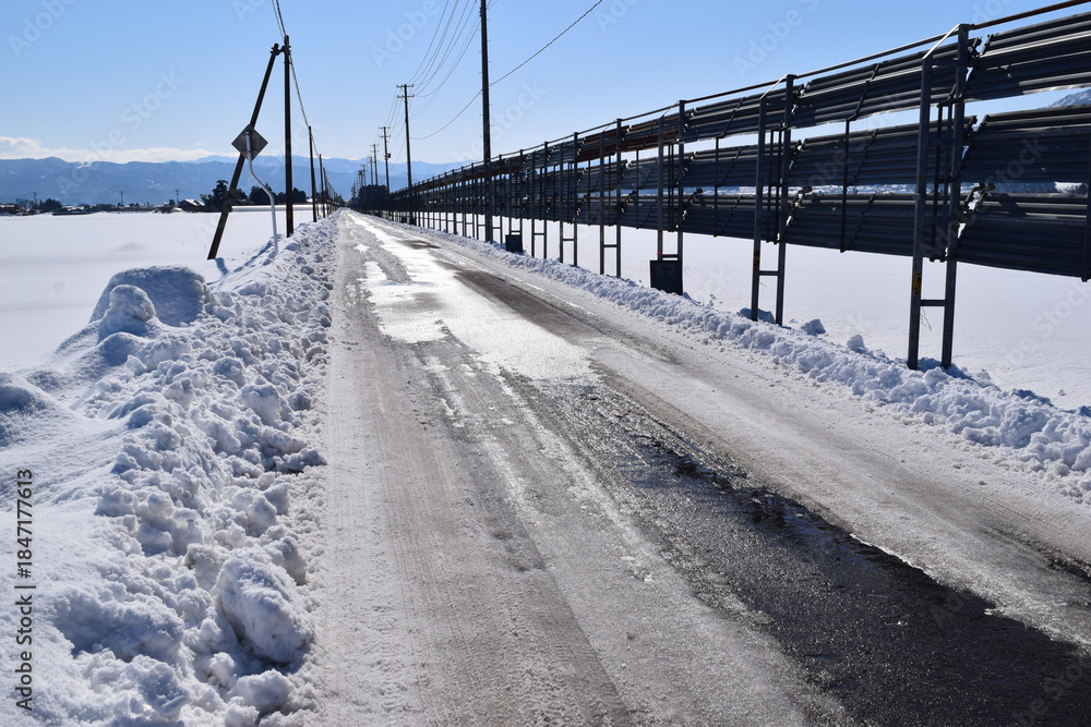 Obraz premium 豪雪地方の除雪した道路