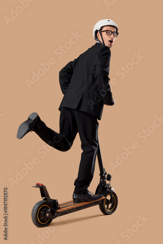 Shocked young businessman r...