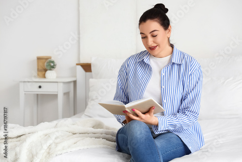 Beautiful woman reading boo...