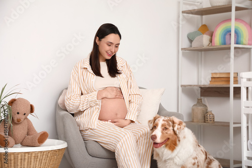 Young happy pregnant woman ...