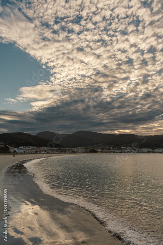 Atardecer en la playa de Covas, con altocúmulos en el cielo, Viveiro, Lugo, Galicia, España