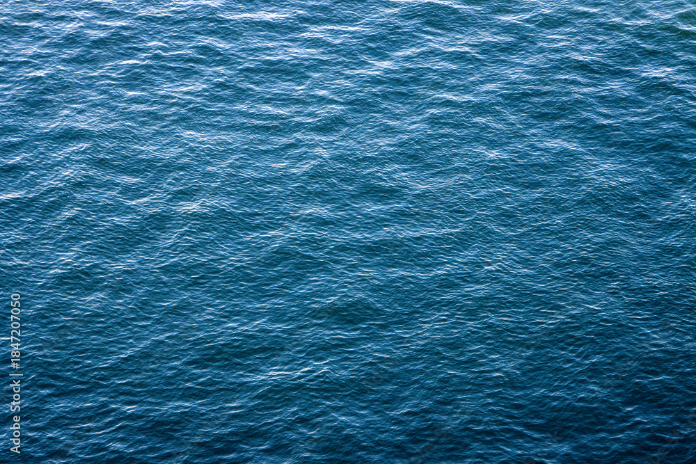 Obraz premium Above view of a body of water with small waves and texture