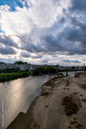 大阪、高井田、Osaka Metro中央線、JRおおさか東線、交通、鉄道、青空、雲、川、橋、林木、水