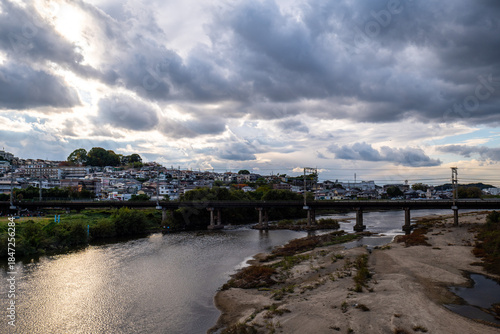 大阪、高井田、Osaka Metro中央線、JRおおさか東線、交通、鉄道、青空、雲、川、橋、林木、水