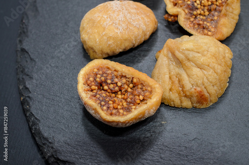 ドライいちじくでくつろぐ