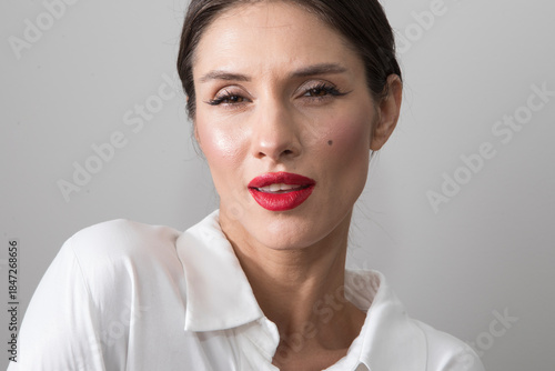 Close-up portrait of yong woman casual portrait in positive view