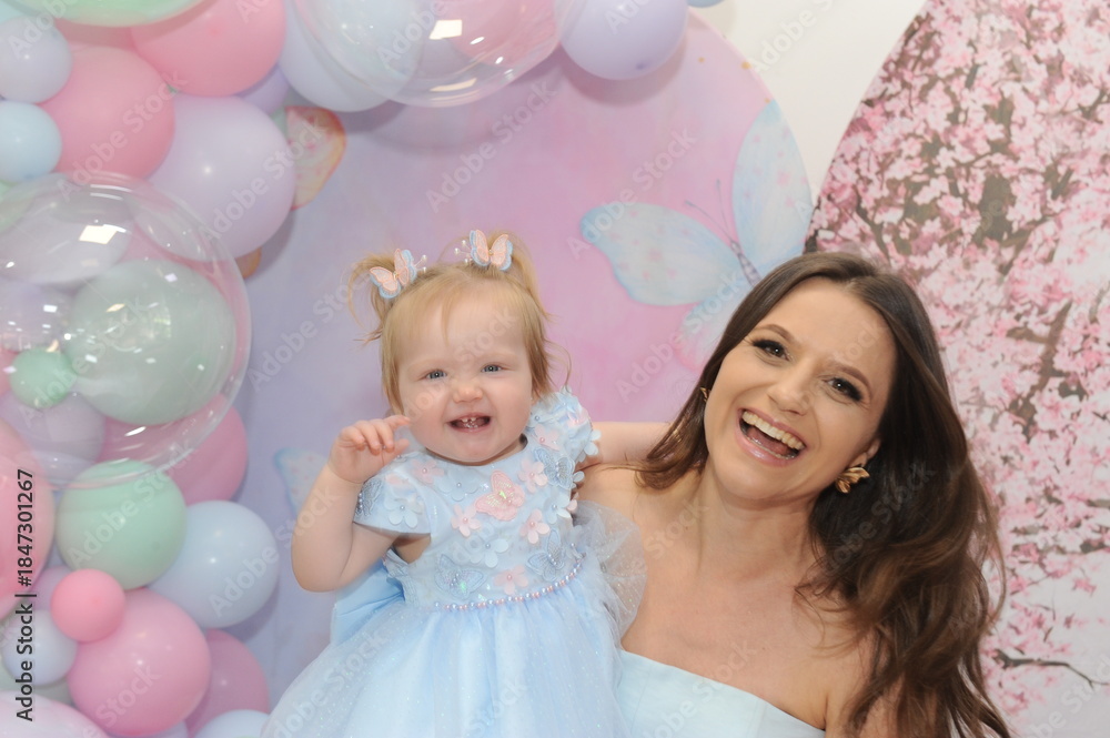 Fototapeta premium mulher feliz com bebe celebra aniversário 