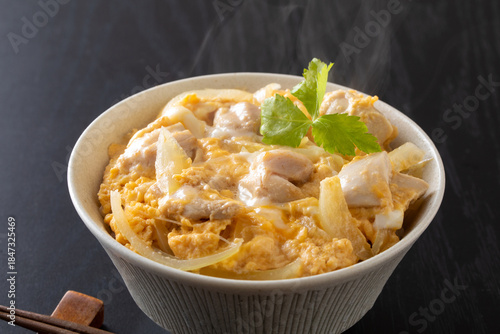 親子丼を食べる