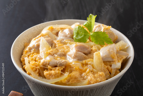 親子丼を食べる