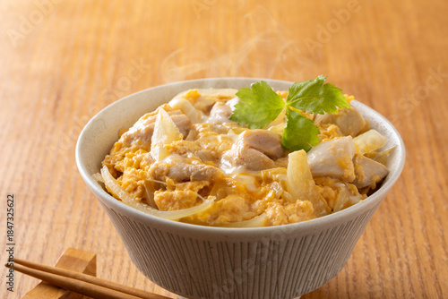 親子丼を食べる