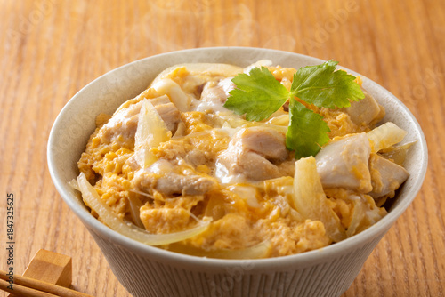 親子丼を食べる