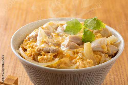 親子丼を食べる