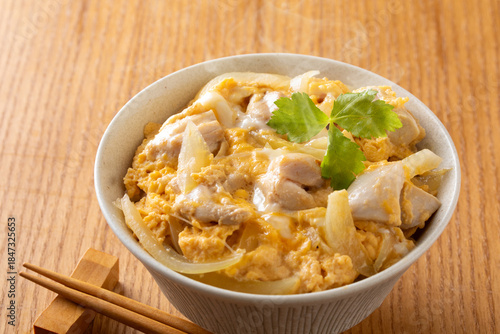 親子丼を食べる