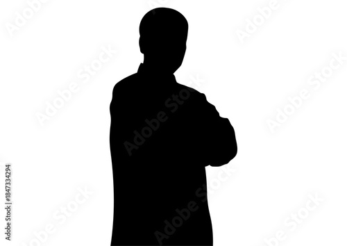 腕組みをする男性のシルエット