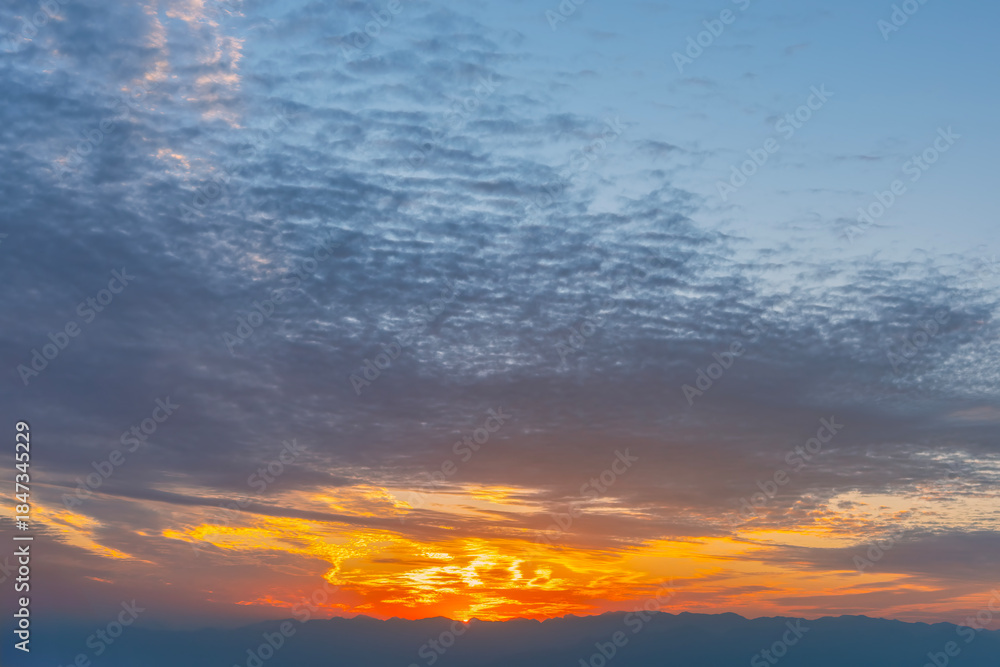 Obraz premium Sunset Sky with Golden Glow and Wispy Clouds