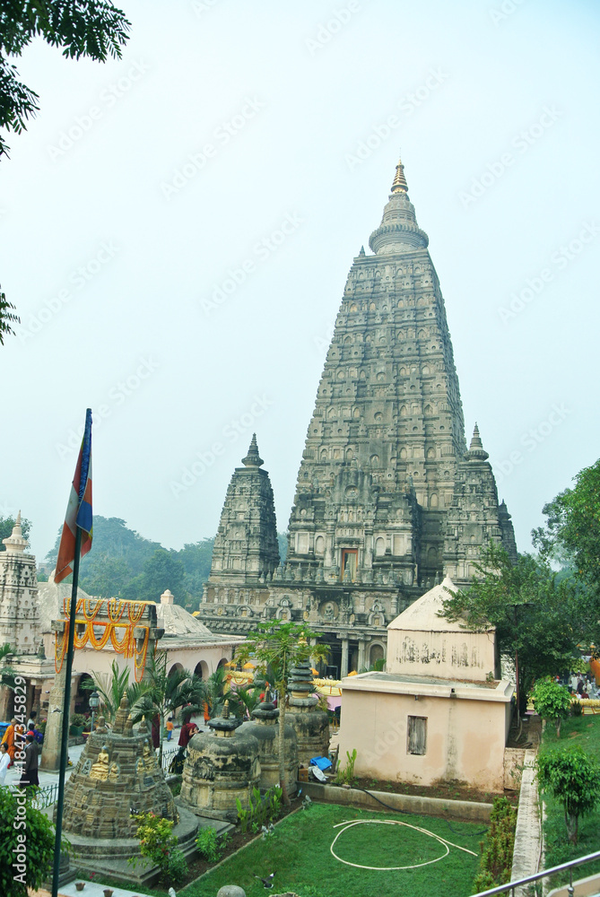 Obraz premium Overview of Mahabodhi Temple Complex, outstanding landmark at the India, It is an important pilgrimage destination, hosting daily rituals, prayers, and festivals
