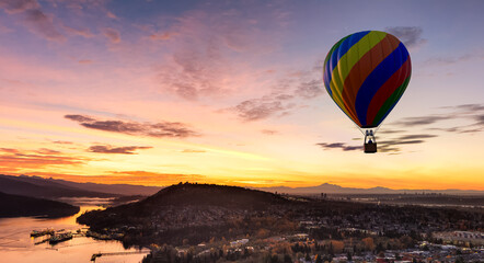 Acrylglasbilder Ballon Heißluftballon über Burnaby bei Dämmerung  © edb3_16