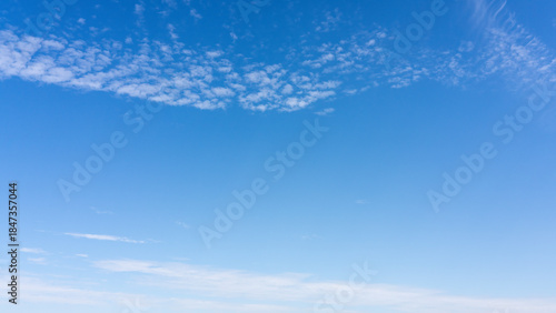 Foto Blue Sky with Wispy Cirrus Clouds