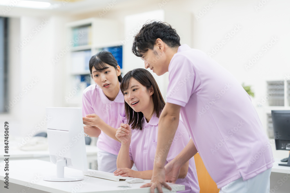 Fototapeta premium 介護施設の事務所の若い男女の介護士