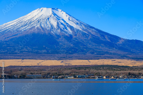 山中湖親水公園から見えた冬の青空と富士山