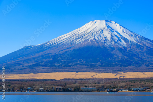山中湖親水公園から見えた冬の青空と富士山