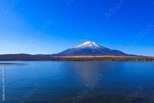 山中湖親水公園から見えた冬の青空と富士山