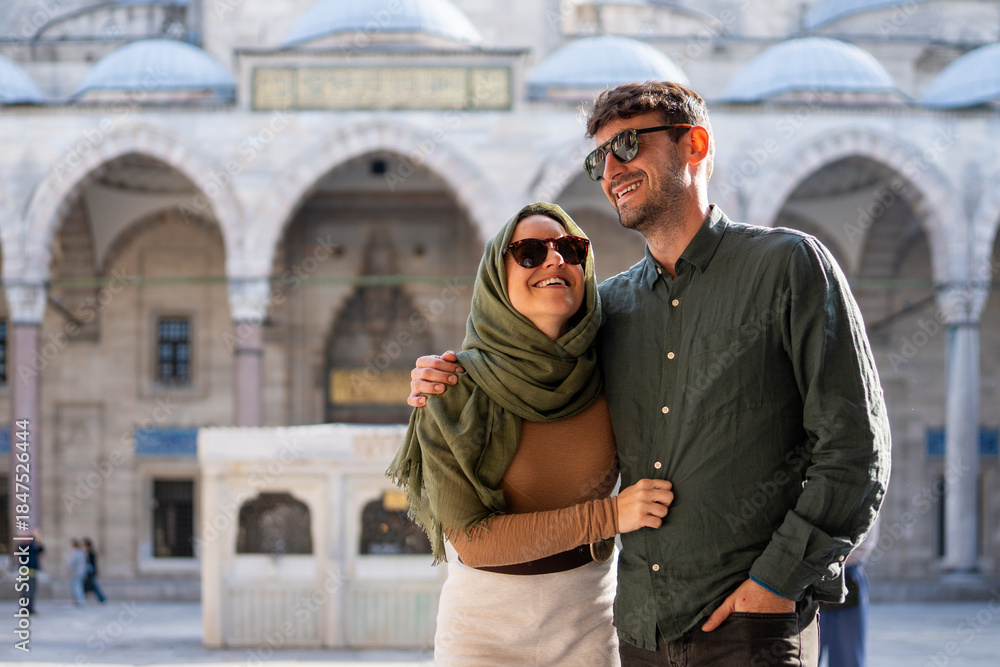 Fototapeta premium Happy couple exploring historic Istanbul mosque courtyard
