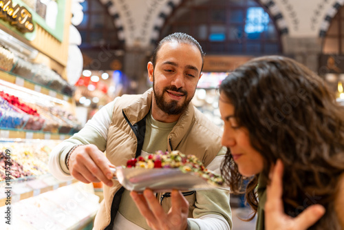 Φωτογραφία Tourists exploring grand bazaar smelling traditional turkish tea