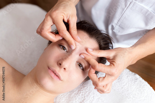 Massaggio sulla fronte