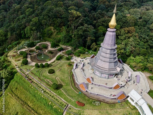 Schilderij op canvas Royal pagoda towering over formal gardens at Doi Inthanon