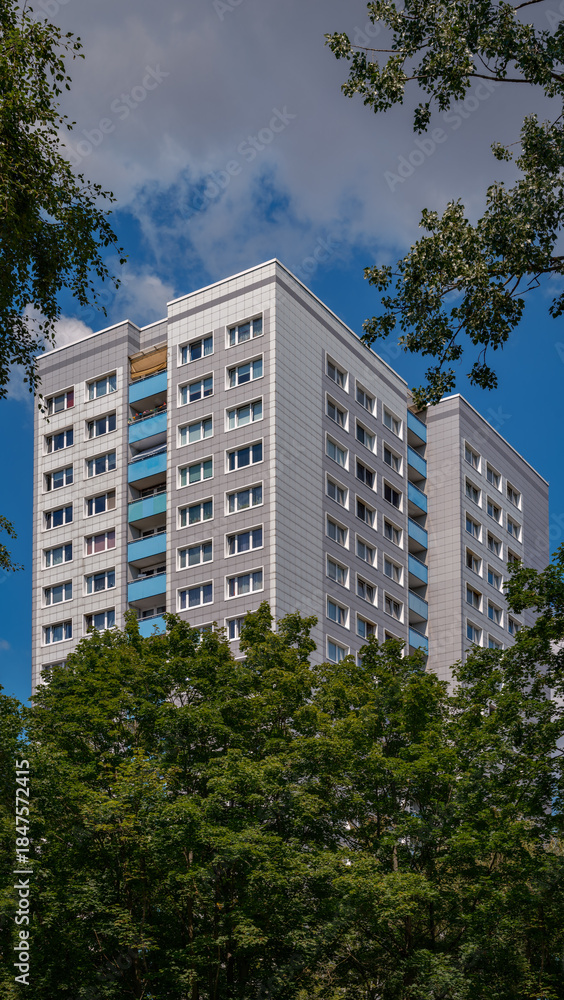 Obraz premium Plattenbau im Grünen: Wohnhochhaus im 