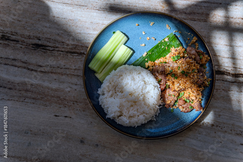 Фотография Thai's style main dish for lunch made from steamed rice serving with sliced pock