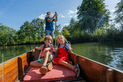 Cuadro en lienzo Peaceful river journey with children visiting Oxford, England