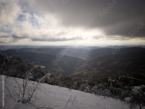 Fasci di luce sulle montagne