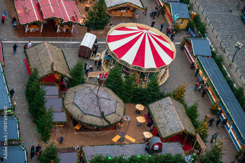 Luftaufnahme vom Kieler Weihnachtsmarkt an einem trüben Tag im Dezember 2025 auf dem Rathausplatz
