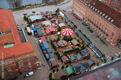 Luftaufnahme vom Kieler Weihnachtsmarkt an einem trüben Tag im Dezember 2025 auf dem Rathausplatz