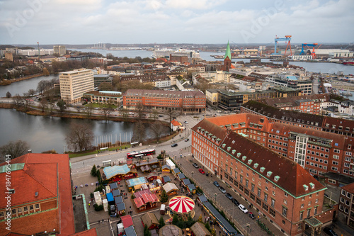 Luftaufnahme vom Kieler Weihnachtsmarkt an einem trüben Tag im Dezember 2025 auf dem Rathausplatz