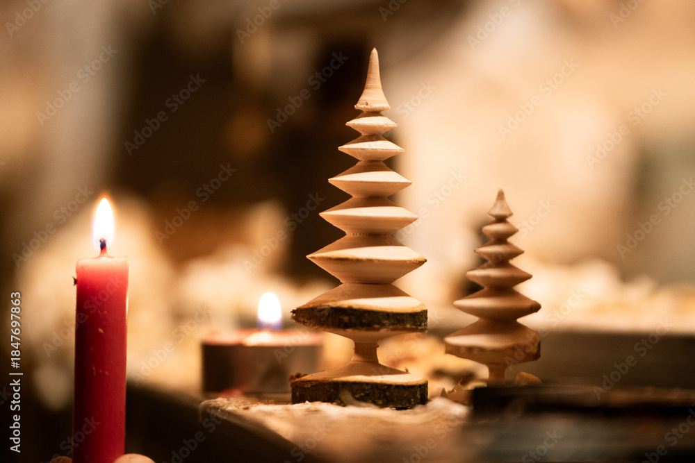 Poster Weihnachtsbaum mit Kerzen in einer alten Werkstatt, echtes Holz, echter Weihnach – Wandbild