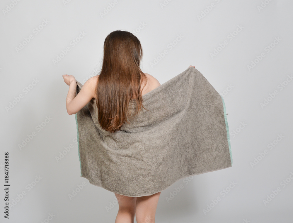 Naklejka premium bdazimmer, dusche, wellness, hygiene, frau, handtuch, mädchen, nackt, abtrocknen, körper, bodypart, lange, braune, brünette, haare, bekleidung, schönheit, atelier, leitbild, gestalten, person, glamour