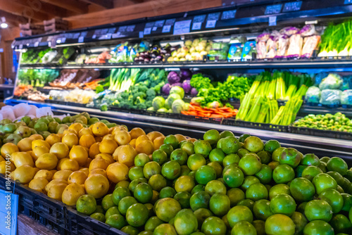 Φωτογραφία Fresh limes and lemons displayed in grocery store produce section