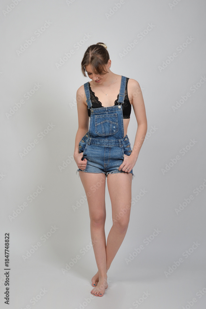 Naklejka premium junge, teenager, strohhut, jeans, latzhose, model, pose, chapeau, frau, gestalten, schönheit, person, cowboy, cowgirl, heranwachsender, leute, jean, lächelnd, haar, gesicht, körper, bekleidung, stil, 