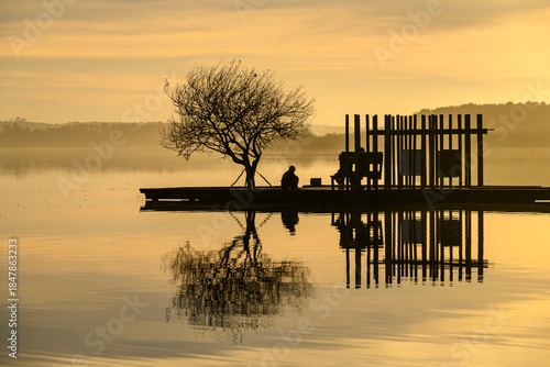 Ponton au coucher du soleil sur le lac d'Azur dans les landes