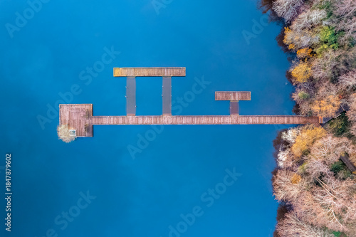 Ponton au coucher du soleil sur le lac d'Azur dans les Landes